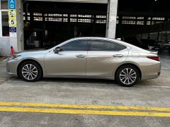 Lexus ES 300h Edition - ფოტო 11