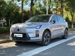 Volvo XC70 Plug-in Hybrid 2026 AWD Extended Range Core - ფოტო 1