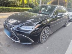 Lexus ES 200 Excellence Edition - ფოტო 1