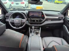 Toyota Crown Venza 2.5L HEV AWD Premium - ფოტო 10