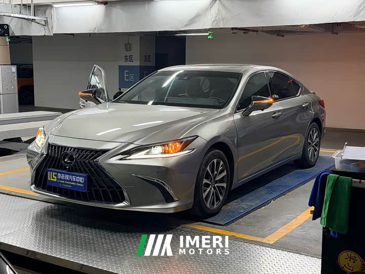 Lexus ES 300h Excellence Edition - ავტომობილი ჩინეთიდან