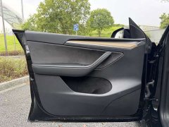 Tesla Model Y Rear-Wheel Drive - ფოტო 4