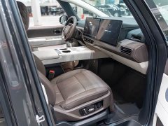 Li Auto Li Xiang MEGA Ultra - ფოტო 10