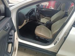 Ford Focus Sedan EcoBoost 180 Automatic Trend - ფოტო 16
