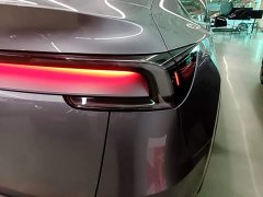 Tesla Model Y Rear-Wheel Drive - ფოტო 8