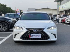 Lexus ES 300h Excellence - ფოტო 1