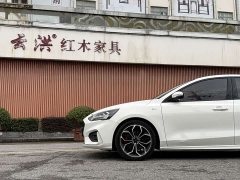 Ford Focus Hatchback EcoBoost 180 Automatic Trend - ფოტო 2