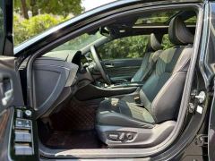 Toyota Camry Hybrid 2.5L XLE Premium - фото 8