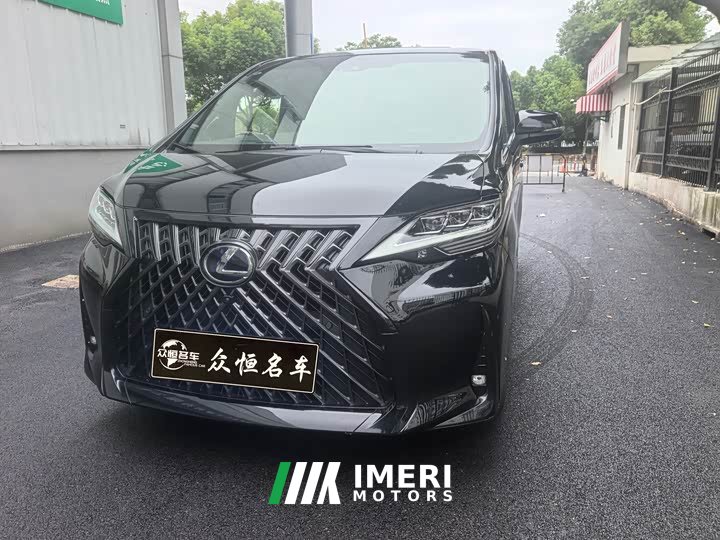 Lexus LM 300h Four-Seat Royal Edition