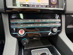 Jaguar F-PACE 2020 2.0T Urban Premium Edition - ფოტო 16