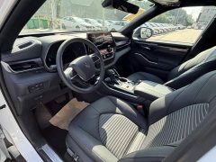 Toyota Crown Venza 2023 2.5L HEV AWD Luxury - ფოტო 20