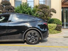 Tesla Model Y Rear-Wheel Drive - ფოტო 9