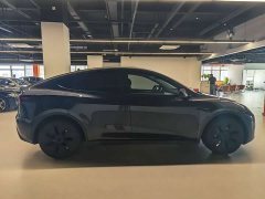 Tesla Model Y Rear-Wheel Drive - ფოტო 4