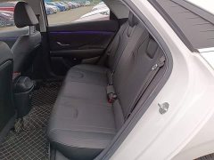 Hyundai Elantra 1.5L CVT Luxury - ფოტო 17