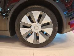 Tesla Model Y Rear-Wheel Drive - ფოტო 17