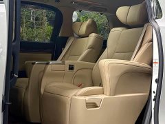 Toyota Alphard Hybrid 2.5L Luxury - ფოტო 7