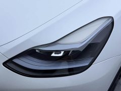 Tesla Model Y Rear-Wheel Drive - ფოტო 4