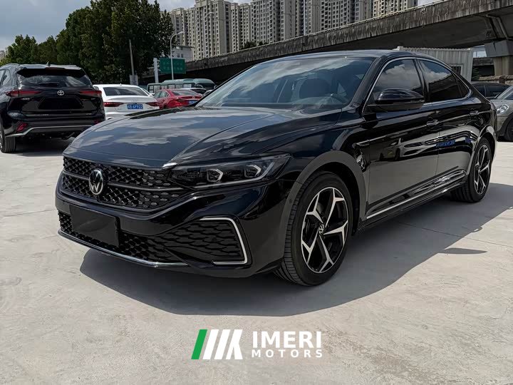 Volkswagen Passat Outstanding Edition 380TSI Dragon Ascendant Version