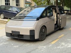 Li Auto MEGA Home Family Edition - ფოტო 1