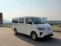 Wuling Yangguang 300km Comfort Passenger Van 75kW - ფოტო 3