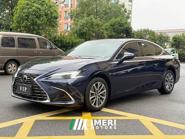 Lexus ES 300h Premium Edition - ავტომობილი ჩინეთიდან