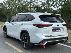 Toyota Crown Venza 2.5L HEV AWD Premium - ფოტო 3