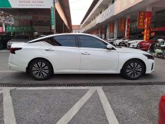Nissan Altima 2.0L SV Black Gold Edition - ფოტო 11