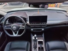 Nissan Altima 2.0L SV Black Gold Edition - ფოტო 13