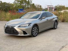 Lexus ES 300h Premium Edition - ფოტო 1