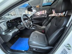 Hyundai Elantra 1.5L CVT Luxury - ფოტო 10