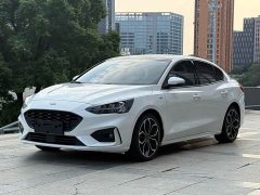 Ford Focus Sedan EcoBoost 180 Automatic ST Line - ფოტო 1