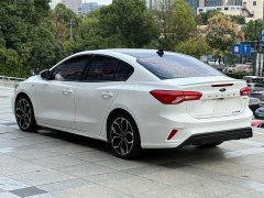 Ford Focus Sedan EcoBoost 180 Automatic ST Line - ფოტო 4