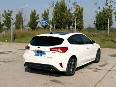 Ford Focus Hatchback EcoBoost 180 Automatic ST Line - ფოტო 9