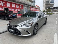 Lexus ES 200 Excellence Edition - ფოტო 1