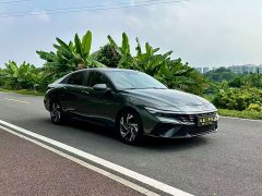 Hyundai Elantra 2023 1.5L CVT Luxury - ფოტო 3