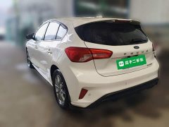 Ford Focus Hatchback EcoBoost 180 Automatic Trend - ფოტო 4