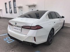 BMW 5 Series 525Li M Sport Package - ფოტო 8