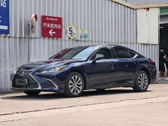 Lexus ES 300h Excellence - ფოტო 1