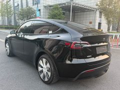 Tesla Model Y Rear-Wheel Drive - ფოტო 17
