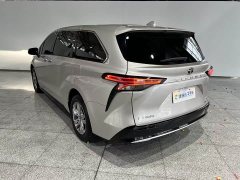 Toyota Sienna 2.5L Hybrid AWD Luxury - ფოტო 12