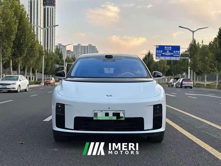 Li Auto i8 Standard Edition - ავტომობილი ჩინეთიდან