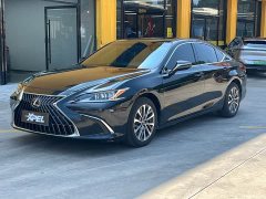 Lexus ES 200 Excellence Edition - ფოტო 3