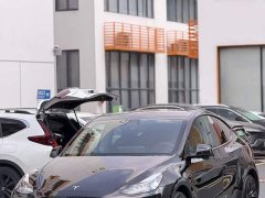 Tesla Model Y Rear-Wheel Drive - ფოტო 1