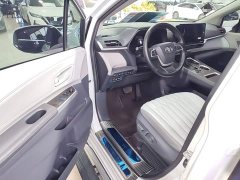 Toyota Gravia 2.5L Hybrid Comfort Edition - ფოტო 15