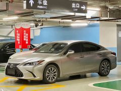 Lexus ES 200 Excellence Edition - ფოტო 1