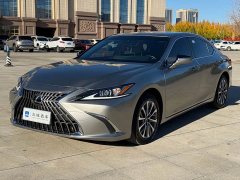 Lexus ES 200 Excellence Edition - ფოტო 1