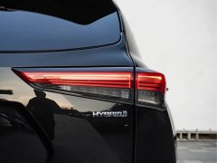 Toyota Crown Venza 2.5L HEV AWD Premier - ფოტო 10