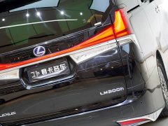 Lexus LM 300h Edition - ფოტო 8