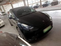 Tesla Model Y Rear-Wheel Drive - ფოტო 3