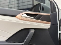 Volkswagen Touareg 300TSI Two-Wheel Drive Moonlight Edition - photo 5